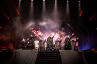 超特急「BULLET TRAIN ONEMAN SHOW SPRING HALL TOUR2015 “20億分のLINK 僕らのRING”」ファイナル公演の様子。（撮影：米山三郎［SignaL］）