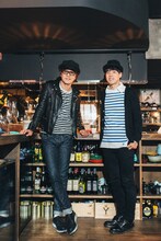 ナタリーPower PushではSAの最新アルバム「BRING IT ON!」の発売を記念して、ボーカルTAISEI（左）と専門学校時代の同級生・カジヒデキ（右）のスペシャル対談を公開中。