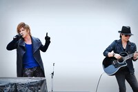 左より松岡充、tatsuo。