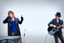 左より松岡充、tatsuo。