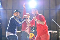 「ANI VS 瀧」「瀧 VS ANI」でのラップバトルを経て仲直りの握手をするANI（左）とピエール瀧（右）。（撮影：三浦憲治）