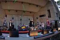 スチャダラパー「華麗なるワンツー」東京公演の様子。中央はゲストのかせきさいだぁ。（撮影：三浦憲治）