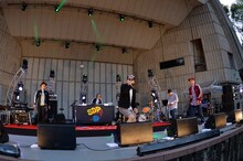 スチャダラパー「華麗なるワンツー」東京公演の様子。中央はゲストのかせきさいだぁ。（撮影：三浦憲治）