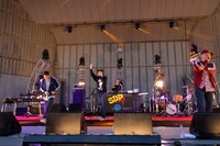 スチャダラパー「華麗なるワンツー」東京公演の様子。中央はゲストのシャシャミン。（撮影：三浦憲治）