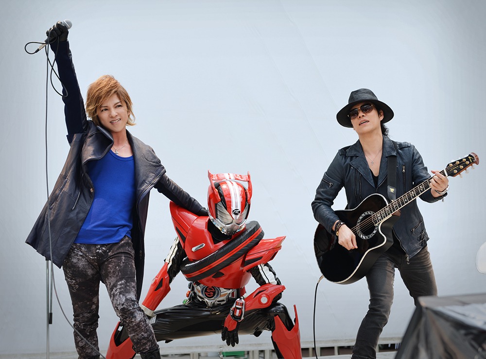 左より松岡充、仮面ライダードライブ、tatsuo。 (c)2014 石森プロ・テレビ朝日・ADK・東映