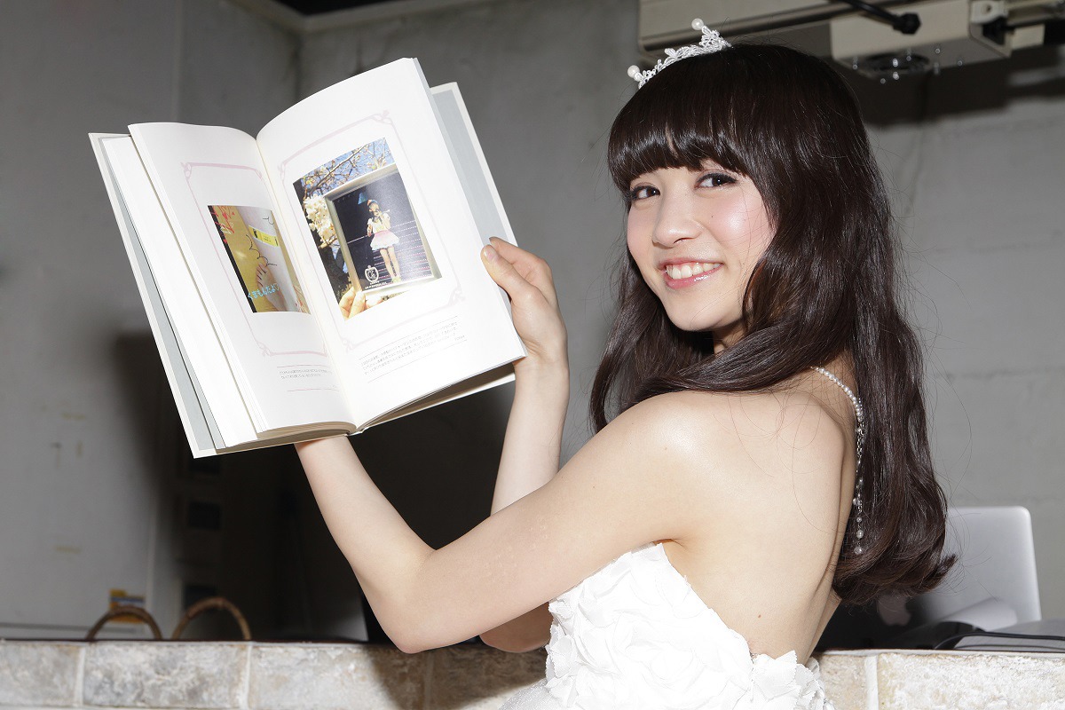 写真で自身の歴史を振り返る新井ひとみ。