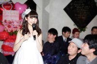 白いドレスで登場した新井ひとみ。