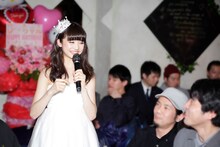 白いドレスで登場した新井ひとみ。