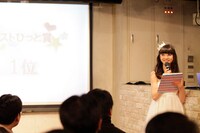 “ベストひっと賞”を発表する新井ひとみ。