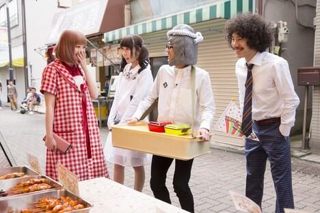 「東京“なんだこれ”バスツアー SPECIAL」収録中の様子。