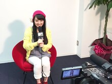 コメント収録する咲良菜緒。