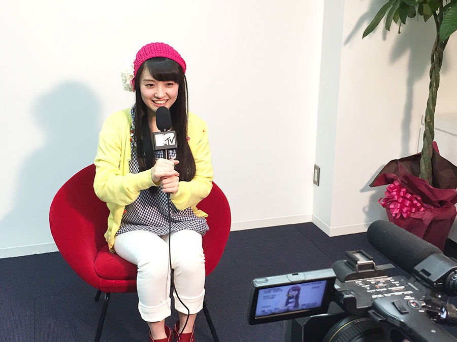 コメント収録する咲良菜緒。