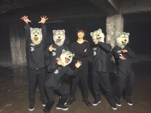 綾野剛を囲むMAN WITH A MISSION。