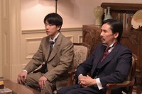 ドラマ「天皇の料理番」より。左から佐藤健演じる秋山篤蔵、郷ひろみ演じる粟野慎一郎。(c)TBS