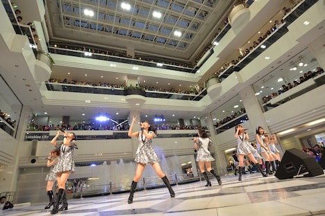 モーニング娘。'15によるニューシングル発売記念イベントの様子。