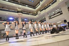 モーニング娘。'15によるニューシングル発売記念イベントの様子。