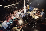 sumika。写真は4月17日に東京・Shibuya eggmanで実施された「round about」の様子。(撮影:後藤壮太郎)