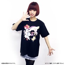 「Yun*chi アニ＊ゆんTシャツ」ブラックを着るYun*chi。