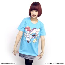 「Yun*chi アニ＊ゆんTシャツ」アクアブルーを着るYun*chi。