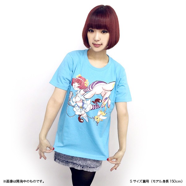 「Yun*chi アニ＊ゆんTシャツ」アクアブルーを着るYun*chi。