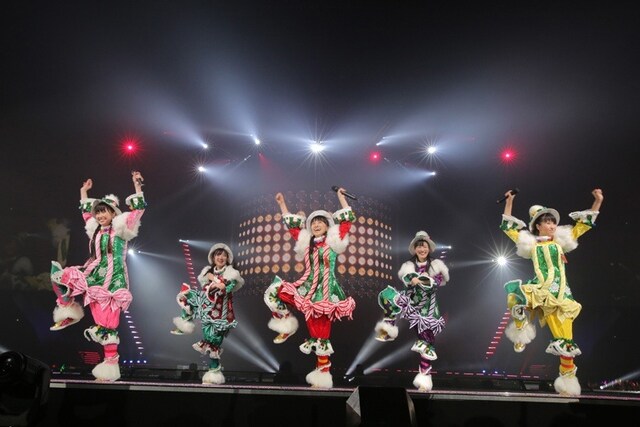 ももいろクローバーZ「ももいろクリスマス2014 さいたまスーパーアリーナ大会 ～Shining Snow Story～」の様子。（Photo by HAJIME KAMIIISAKA+Z）