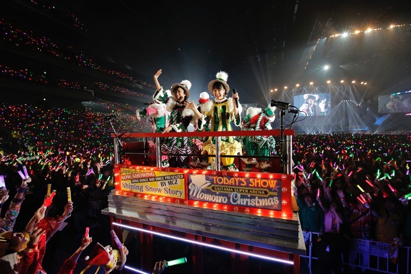 ももいろクローバーZ「ももいろクリスマス2014 さいたまスーパーアリーナ大会 ～Shining Snow Story～」の様子。（Photo by HAJIME KAMIIISAKA+Z）