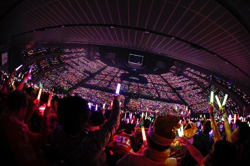 ももいろクローバーZ「ももいろクリスマス2014 さいたまスーパーアリーナ大会 ～Shining Snow Story～」の様子。（Photo by HAJIME KAMIIISAKA+Z）