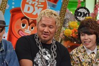左から真壁刀義、西川貴教。(c)読売テレビ