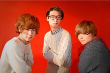 左からフレデリックの三原健司（Vo, G）、夜の本気ダンスの米田貴紀（Vo, G）、ドラマチックアラスカのヒジカタナオト（Vo, G）。