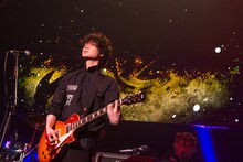 アンコールでギターを弾く綾野剛。