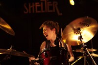 宮内沙弥（Dr, Cho）（撮影：松本時代）