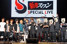 フォトセッションに臨むUVERworld、綾野剛、MAN WITH A MISSION。