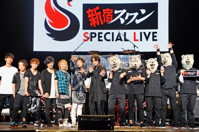 今週の人気画像1位は「MWAM×UVER『新宿スワン』対バンに綾野剛登場で会場騒然」より、フォトセッションに臨むUVERworld、綾野剛、MAN WITH A MISSION。