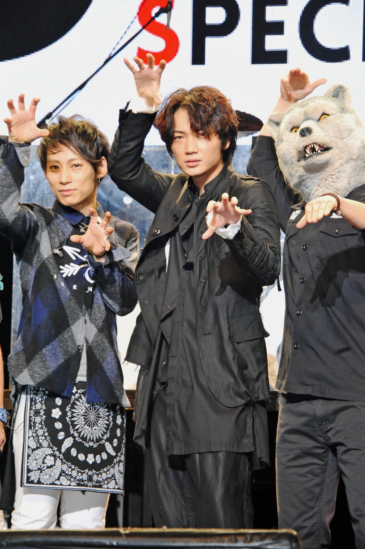 左より、ポーズを決めるTAKUYA∞（Vo / UVERworld）、綾野剛、Jean-Ken Johnny（G, Vo / MAN WITH A MISSION）。