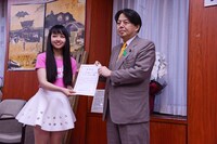 菅沼茉祐と林芳正農林水産大臣。