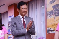 拍手を送る都倉俊一。