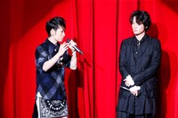 トークコーナーでのTAKUYA∞（UVERworld / Vo）と綾野剛。