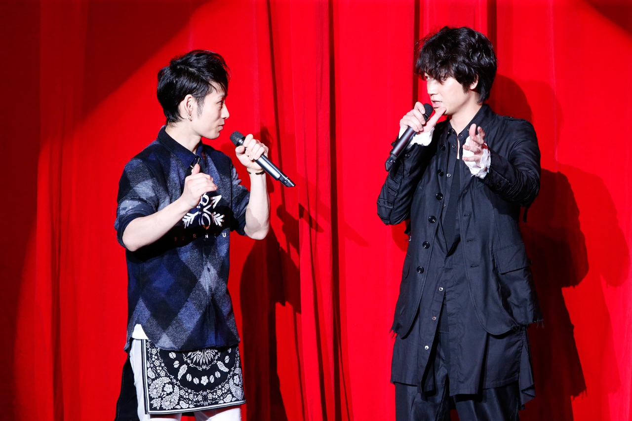 トークコーナーでのTAKUYA∞（UVERworld / Vo）と綾野剛。