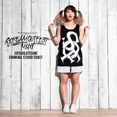 「SCREAM OUT FEST 2015」会場限定販売Tシャツを着用した増井みお（PASSPO☆）。