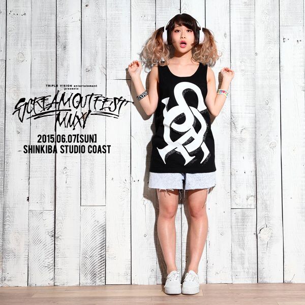「SCREAM OUT FEST 2015」会場限定販売Tシャツを着用した増井みお（PASSPO☆）。