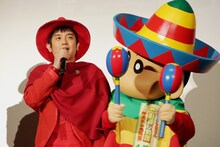 左より岩沢厚治、野原しんのすけ。