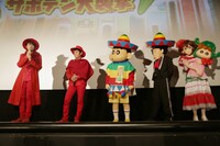 左より北川悠仁、岩沢厚治、野原一家。