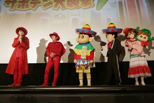 左より北川悠仁、岩沢厚治、野原一家。