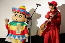 メキシカンな衣装で登場したしんちゃんと北川悠仁。