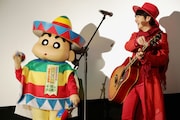 メキシカンな衣装で登場したしんちゃんと北川悠仁。