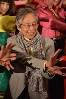 「かめはめ波」を放つ佐藤正治。(c)バードスタジオ / 集英社　(c)「2015 ドラゴンボールZ」製作委員会