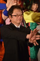 「かめはめ波」を放つ山室直儀監督。(c)バードスタジオ / 集英社　(c)「2015 ドラゴンボールZ」製作委員会