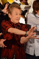 「かめはめ波」を放つ堀川りょう。(c)バードスタジオ / 集英社　(c)「2015 ドラゴンボールZ」製作委員会