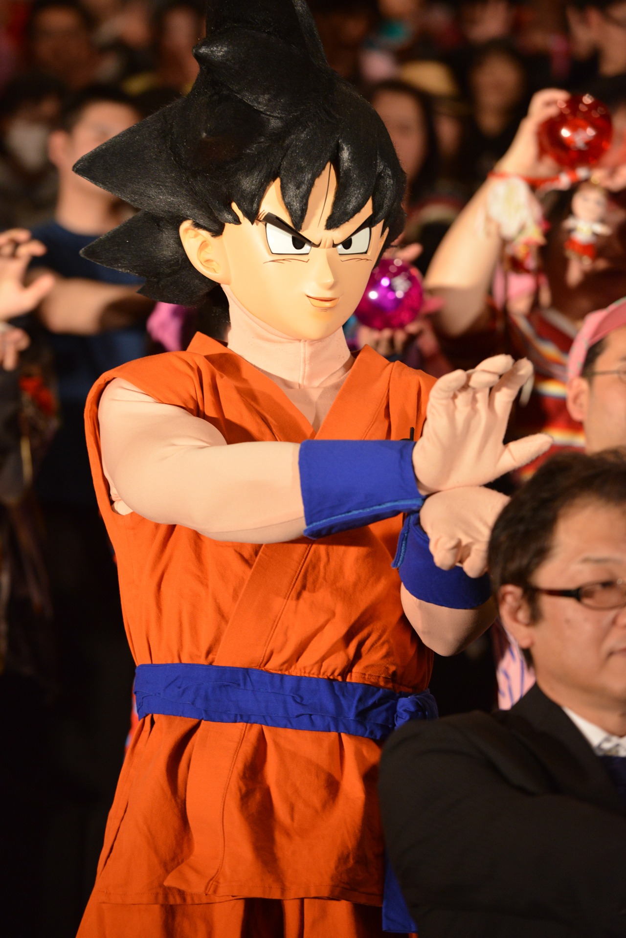 「かめはめ波」のポーズを取る孫悟空の着ぐるみ。(c)バードスタジオ / 集英社 (c)「2015 ドラゴンボールZ」製作委員会
