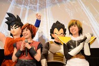 孫悟空とベジータの弟子に扮した百田夏菜子と玉井詩織（ももいろクローバーＺ）。(c)バードスタジオ / 集英社　(c)「2015 ドラゴンボールZ」製作委員会